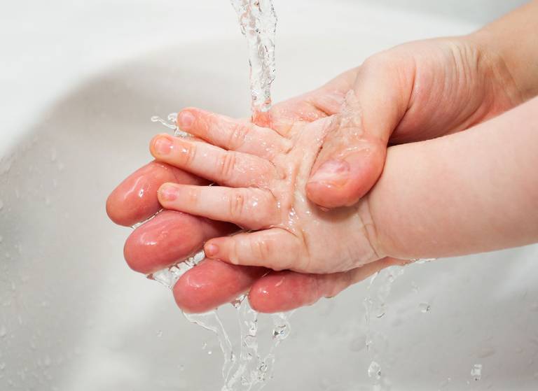 Vệ sinh da ngay sau khi tiếp xúc với các tác nhân gây bệnh