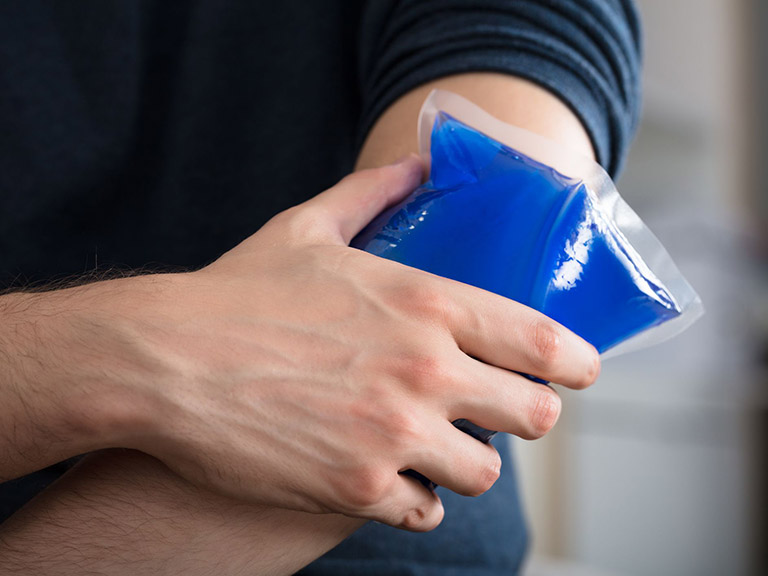 điều trị viêm da tiếp xúc côn trùng