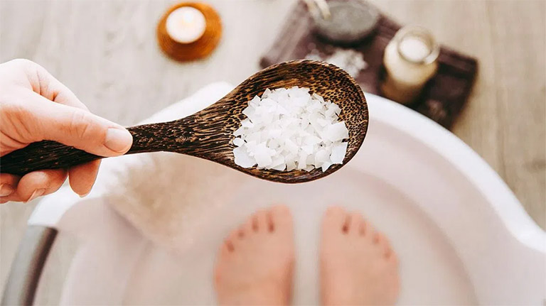 ngâm vùng da bị tổ đỉa bằng nước muối pha loãng