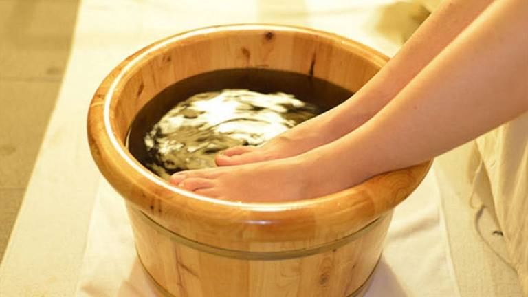Ngâm da với lá lốt chữa bệnh tổ đỉa