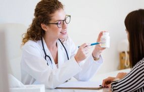 Bị dị ứng thời tiết nên uống hay bôi thuốc gì nhanh khỏi?