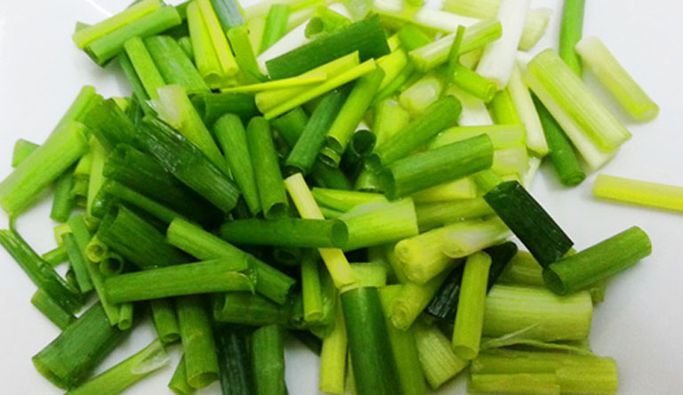Chữa viêm da cơ địa bằng hành hoa