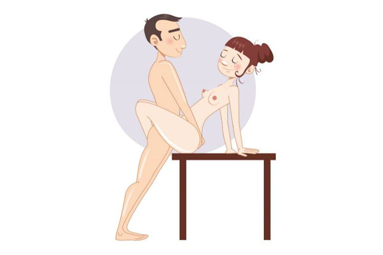 chịch trên mặt bàn