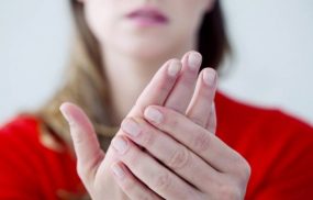 Tay bị ngứa khi gặp nước lạnh: Nguyên nhân và cách xử lý