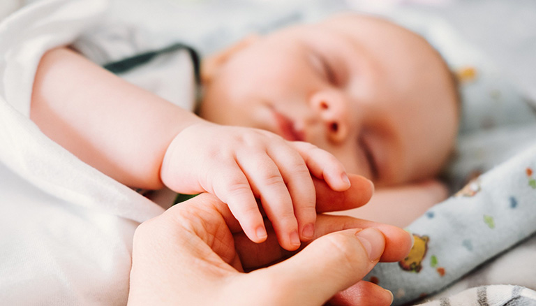 Trẻ sơ sinh ngủ nhiều không chịu dậy bú có đáng lo không?