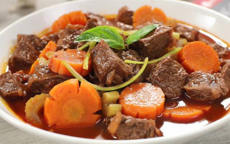 Đối với các trường hợp bị ốm nghén, bạn có thể chia nhỏ các bữa ăn thành nhiều lần từ 6 - 8 bữa
