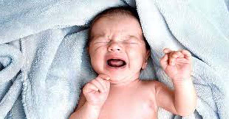 Bé khóc nhiều có bị viêm họng không?