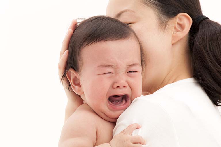 Bé khóc nhiều có bị viêm họng không?