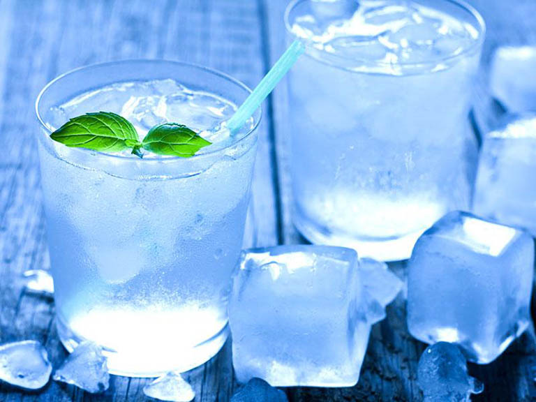 sinh xong bao lâu được uống nước đá