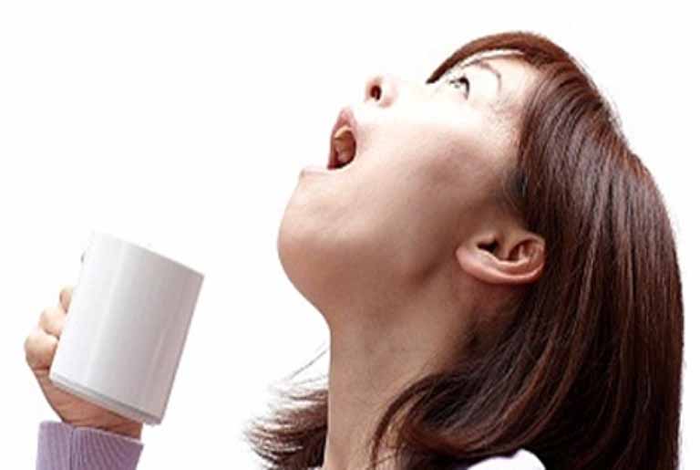 Cách ngậm nước muối chữa viêm Amidan