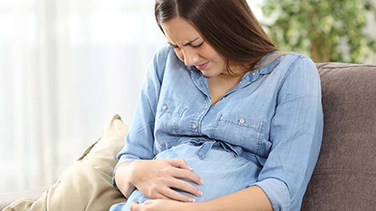 Bà bầu bị đau bụng bên phải ngang rốn là bị gì?