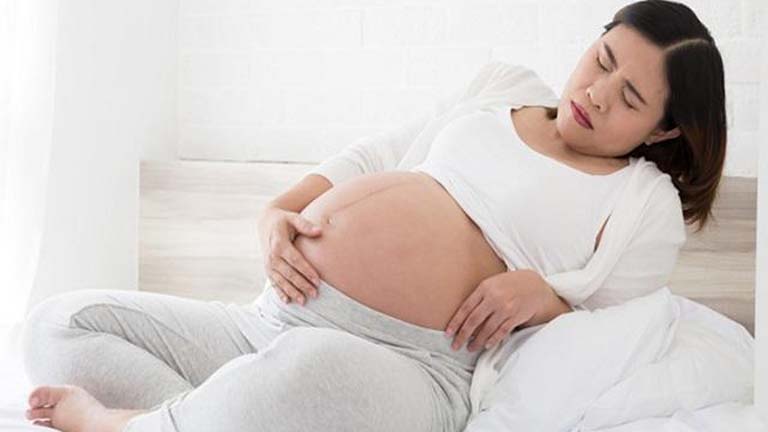 Lưu ý khi bà bầu bị đau bụng bên phải ngang rốn do động thai