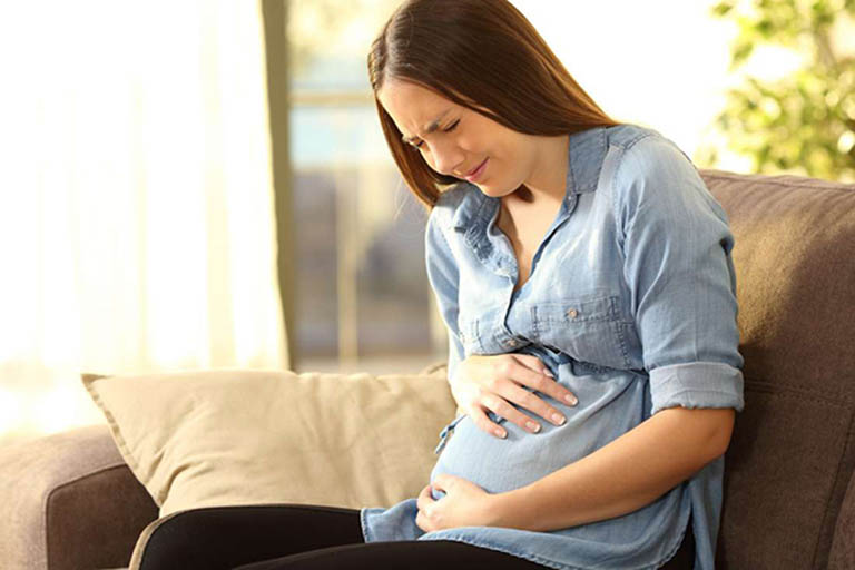 Bà bầu bị đau bụng bên phải ngang rốn là bị gì?
