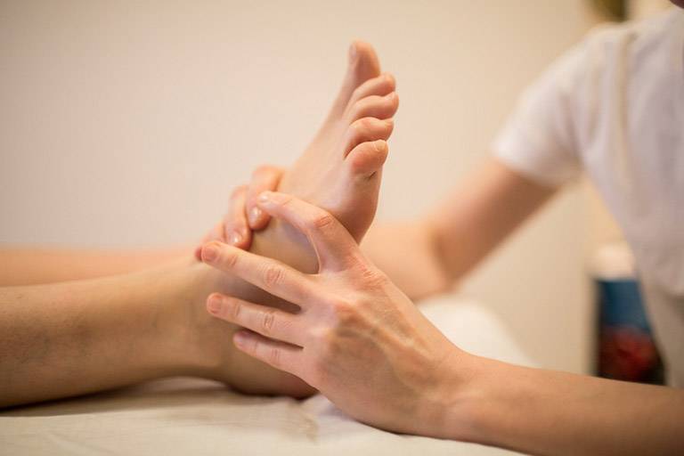 Cách bấm huyệt chữa viêm amidan tại nhà [Hướng dẫn A-Z]