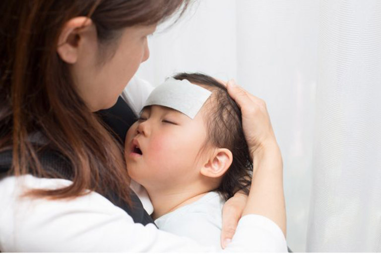 Cách hạ sốt cho trẻ sơ sinh sau khi tiêm phòng