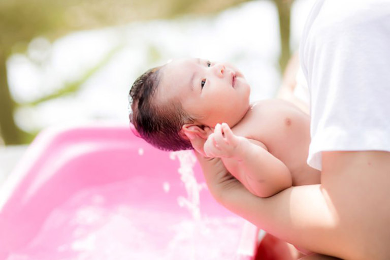 Cách hạ sốt cho trẻ sơ sinh sau khi tiêm phòng
