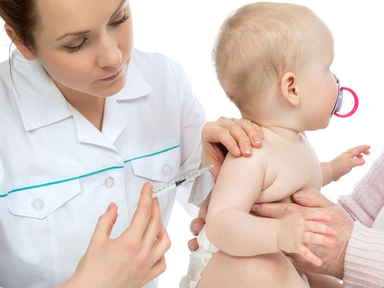 Cách hạ sốt cho trẻ sơ sinh sau khi tiêm phòng