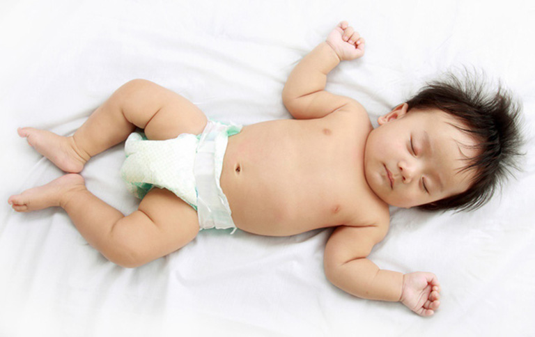 nên cho trẻ sơ sinh nằm nghiêng