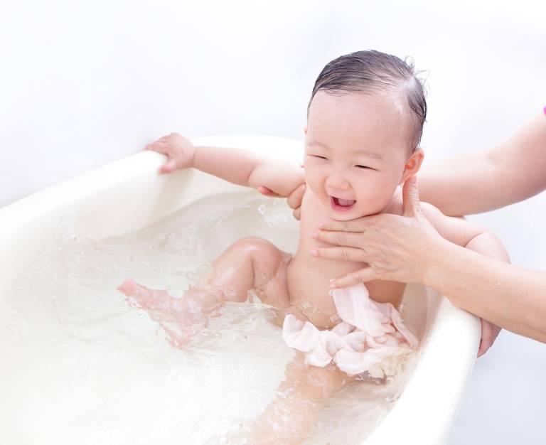 Một số lưu ý khi dùng dầu gội trị viêm da tiết bã trẻ sơ sinh