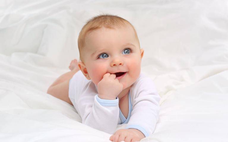 Răng mọc lệch ở trẻ là do đâu?