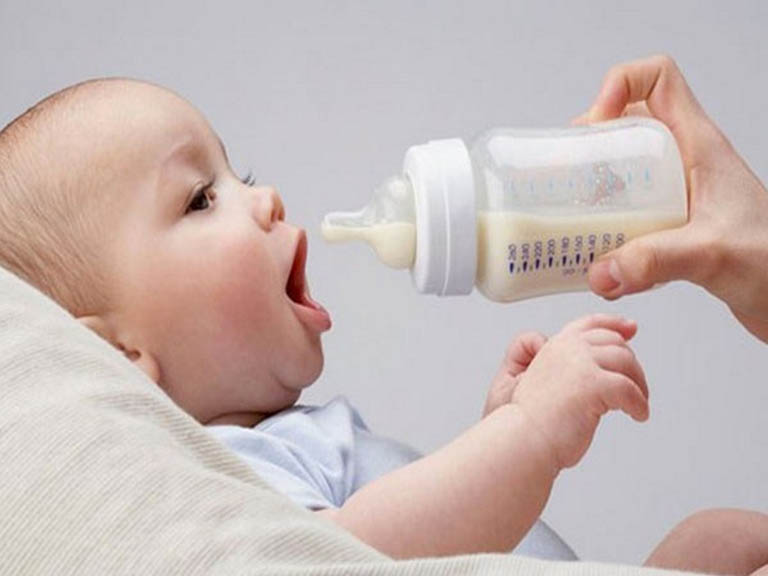 Trẻ sơ sinh đi ngoài nhiều lần trong ngày