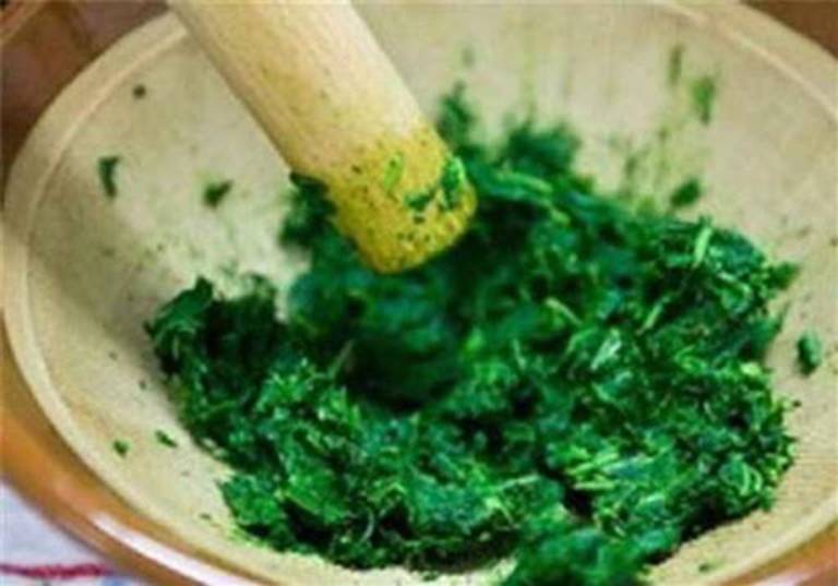 Kết hợp ngải cứu và rượu trắng