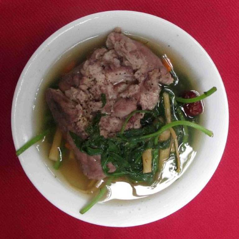 Ngải cứu hầm với sườn heo
