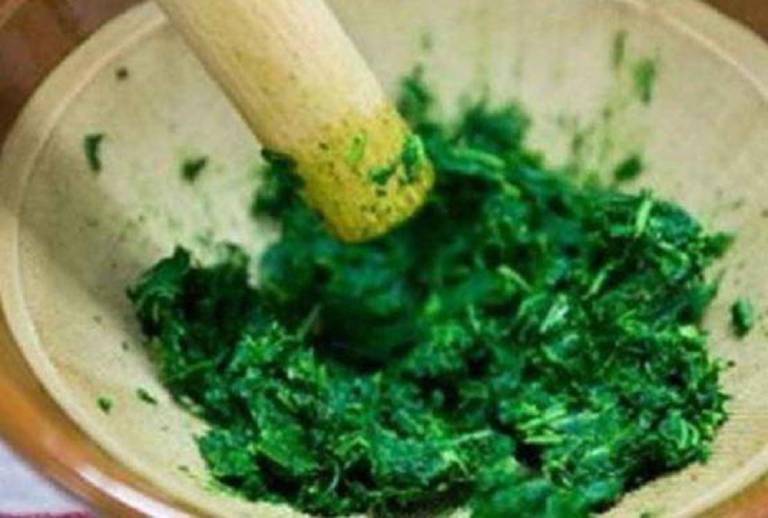 Đắp lá đu đủ tươi chữa viêm da cơ địa