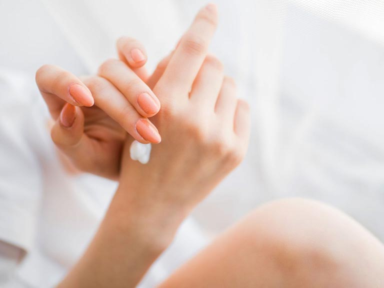 Da tay bị bong tróc và ngứa nên làm thế nào?