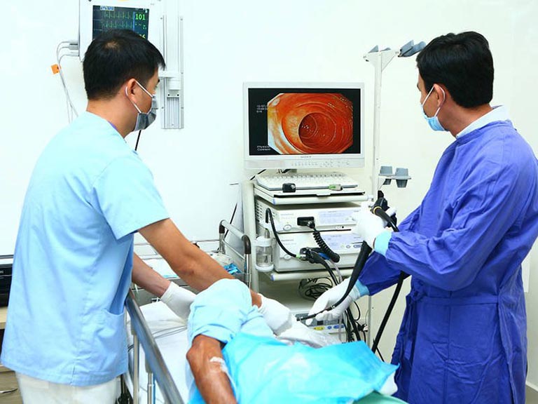Đau dạ dày đi ngoài ra máu