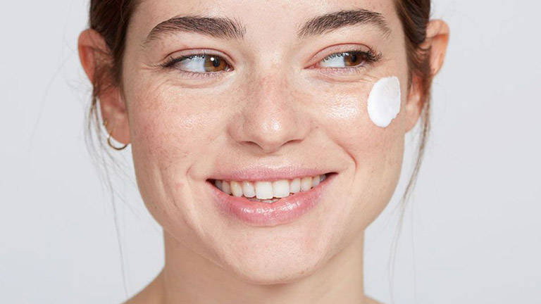 cách trị mụn bằng nha đam và kem đánh răng 