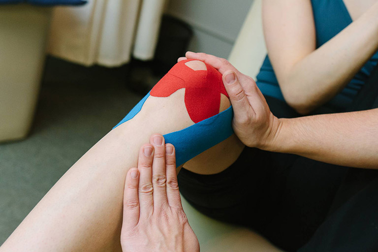 Đau khớp gối khi lên xuống cầu thang