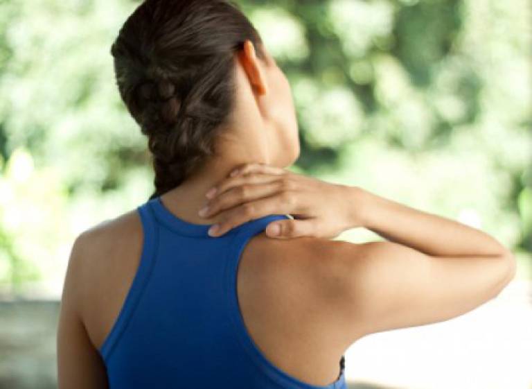 Đau vai gáy tê tay là bệnh gì? Có nguy hiểm không?