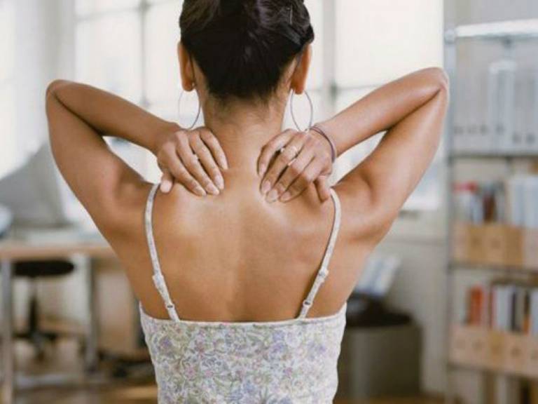 Một số biện pháp cải thiện đau vai gáy tê tay tại nhà