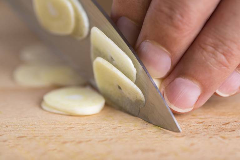 Sữa tỏi không chữa đau dây thần kinh tọa