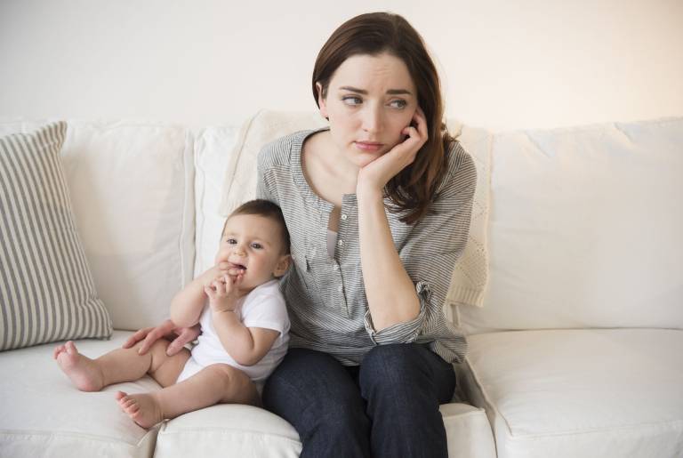 Trầm cảm sau sinh: Dấu hiệu, nguyên nhân, cách khắc phục