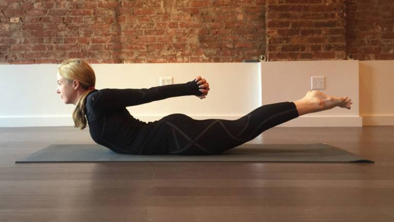 Tư thế châu chấu (Locust Pose)
