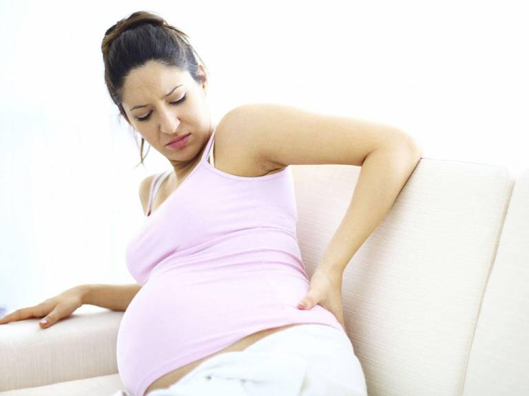 Bà bầu bị đau xương mông bên phải là do đâu? Nguy hiểm không?
