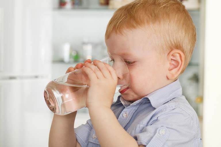 cách chăm sóc trẻ bị sốt