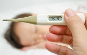 cách chăm sóc trẻ bị sốt