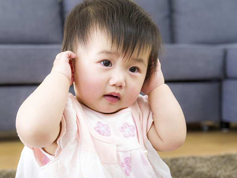 Cách chăm sóc trẻ bị viêm tai giữa theo hướng dẫn từ bác sĩ