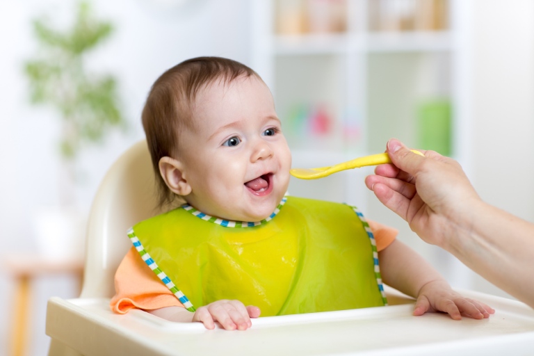 Chuẩn bị thức ăn dặm cho em bé thiếu tháng