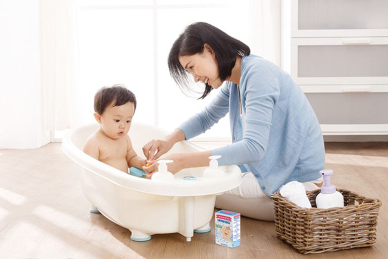 chăm sóc trẻ bị tay chân miệng