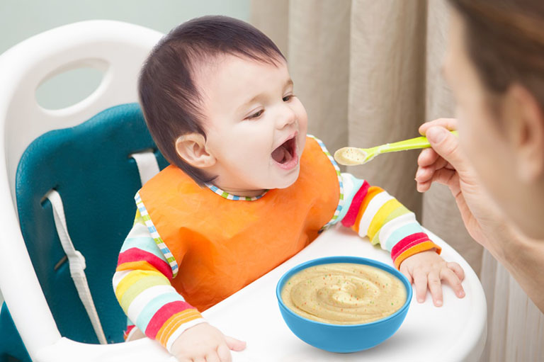 chăm sóc trẻ bị tay chân miệng
