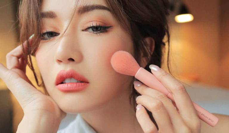 Nâng mũi bao lâu thì được trang điểm?