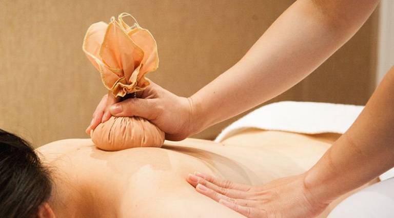 Bài thuốc chườm đắp rau dền gai chữa gai cột sống