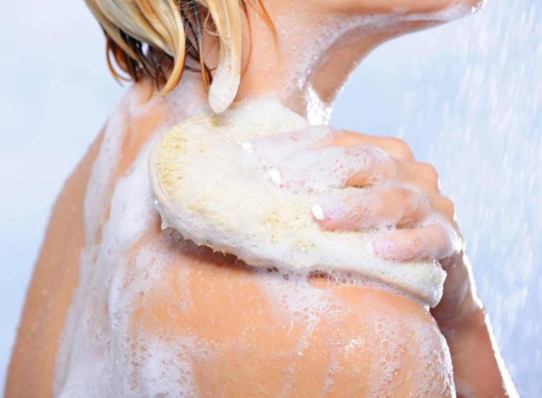 Bị sốt xuất huyết có tắm được không? Giải đáp