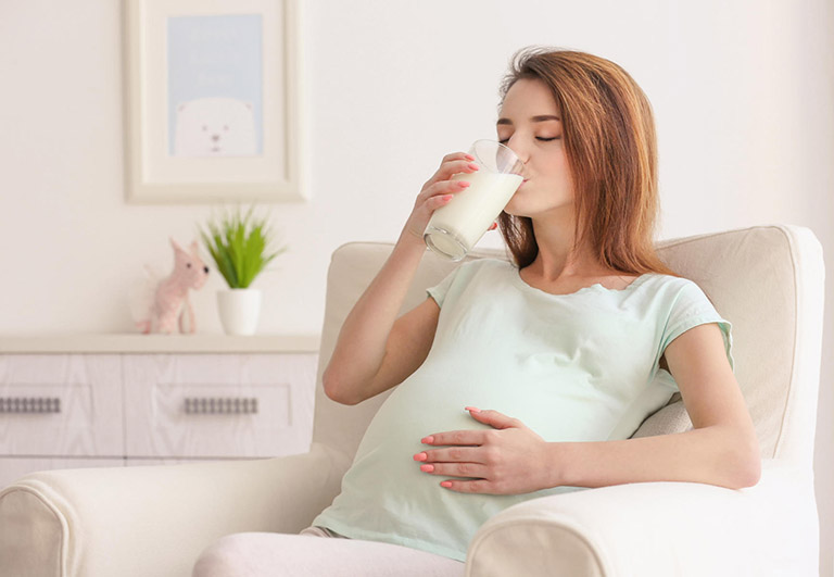 Thai nhi cần những loại dưỡng chất gì từ sữa bầu?