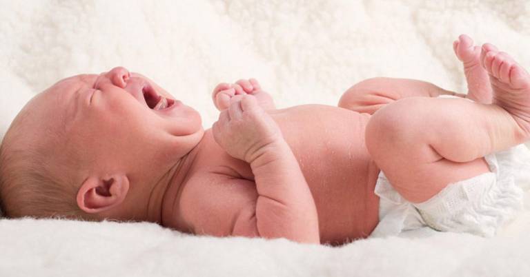 Trẻ sơ sinh hay vặn mình, ọc sữa nguy hiểm không?