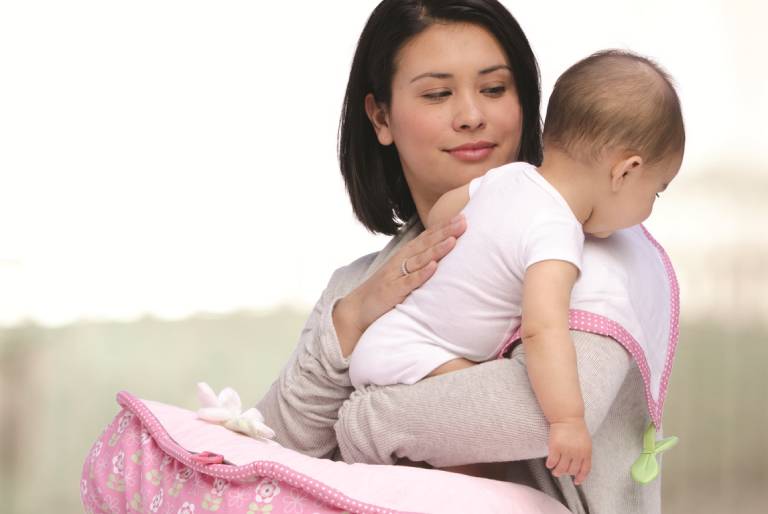 Cách xử lý khi trẻ sơ sinh hay vặn mình và ọc sữa